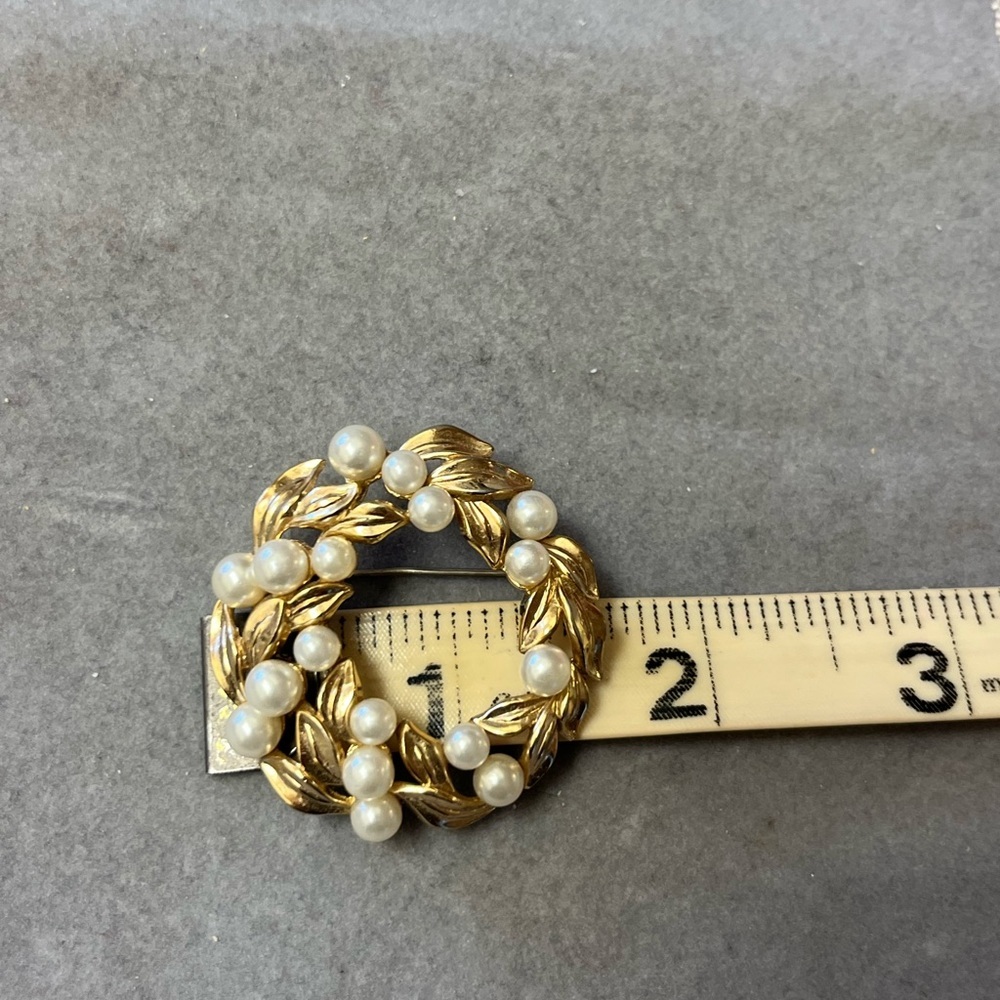 Vintage Crown Trifari brooch pin wreath leaves pearls gold tone VTG signed - Picture 4 of 7